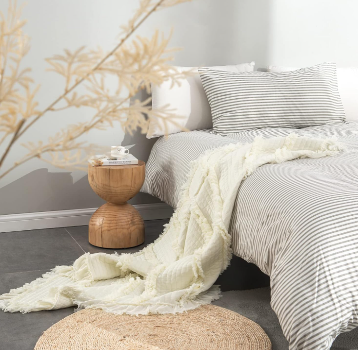 Soft Quilted Throw Blanket 🖤 Vintage Stone-Wash Microfiber with Ruffled Edges – Cozy Lightweight Bed, Sofa & Couch Blanket, Perfect Gift for Home & Holidays