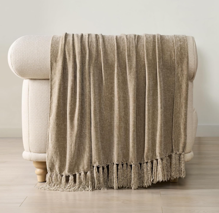 Soft Chenille Throw Blanket 🖤 Cozy Lightweight Woven Knit with Tassels – Stylish All-Season Sofa, Bed & Travel Blanket, Perfect Gift for Home & Holidays